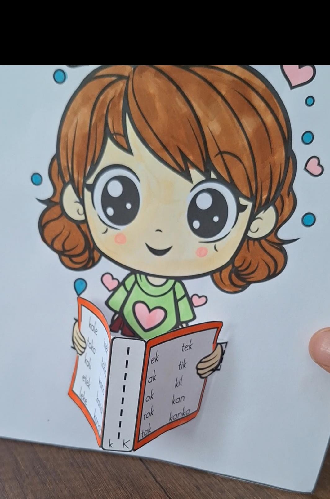 Serbest Etkinlik Kitap Okuyan Çocuk